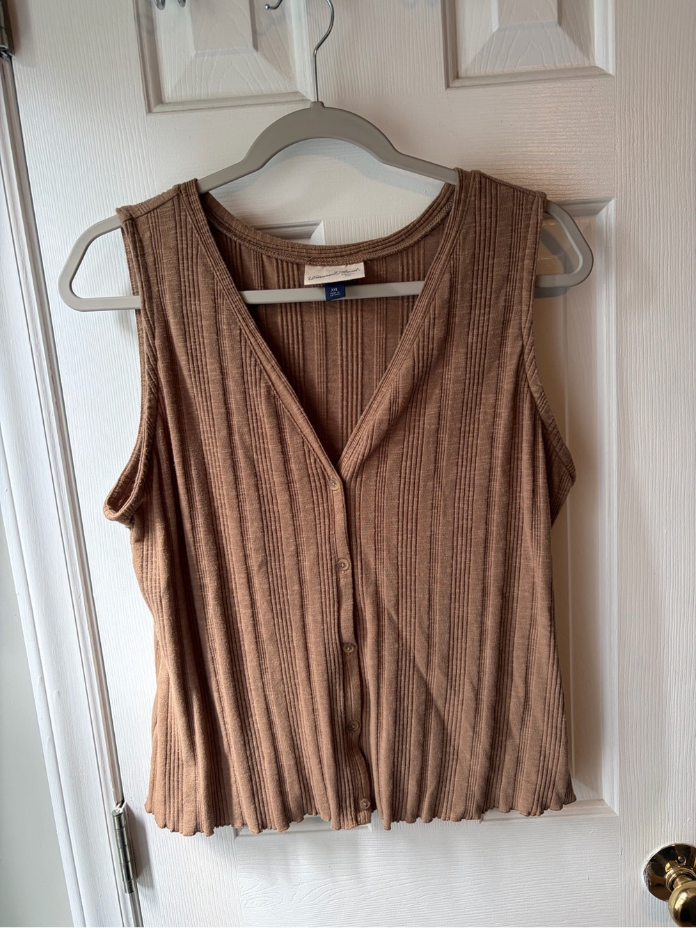 Universal Thread Ribbed Button-Front V-Neck Tank in Brown/Tan